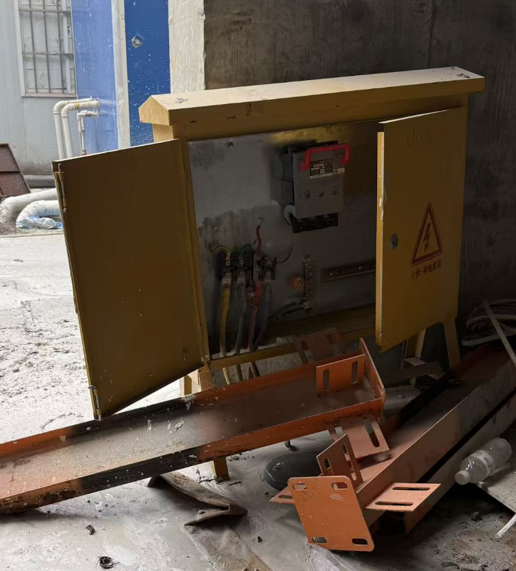 废旧配电箱一批